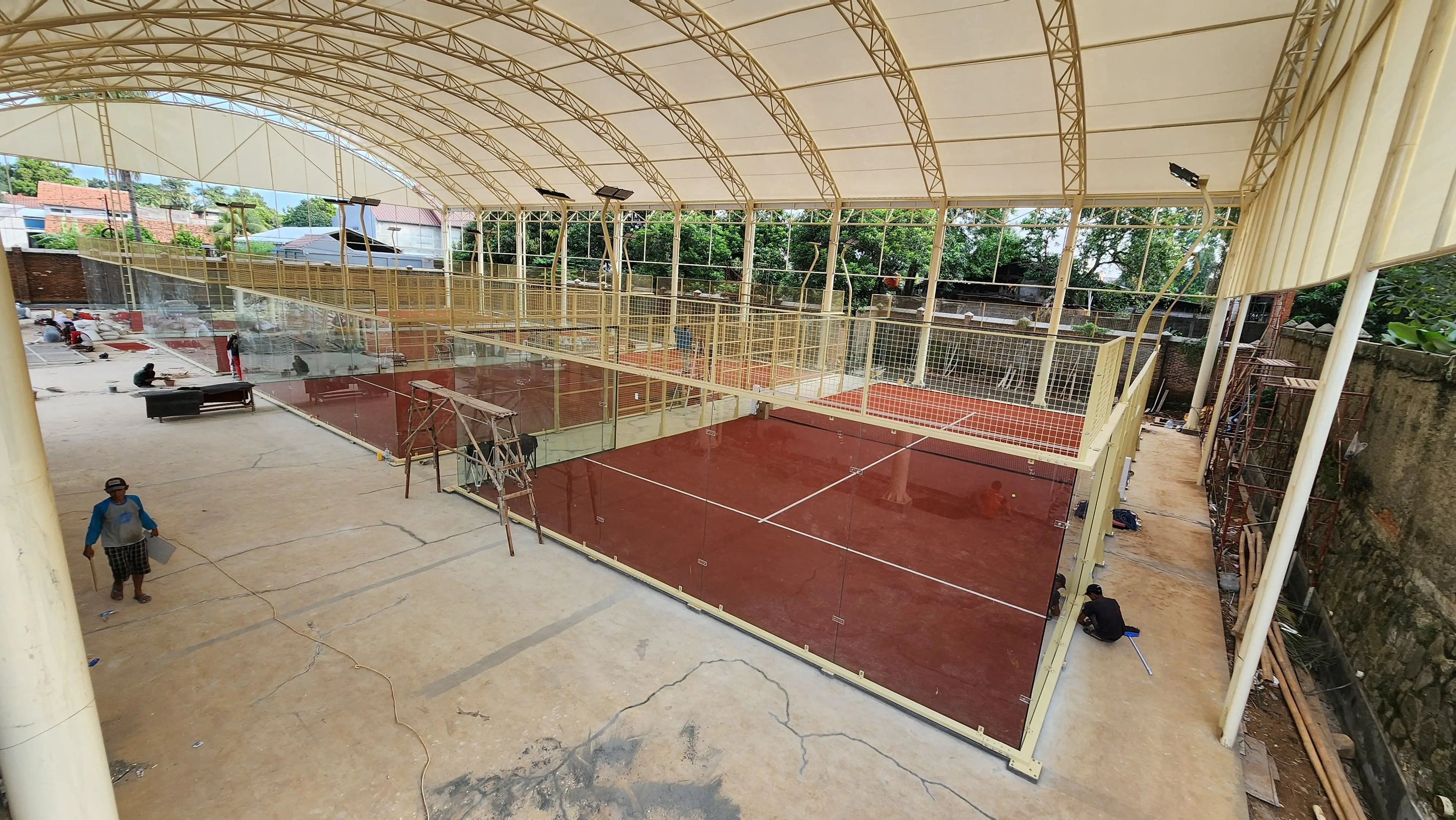 Visual referensi proses pembangunan lapangan padel